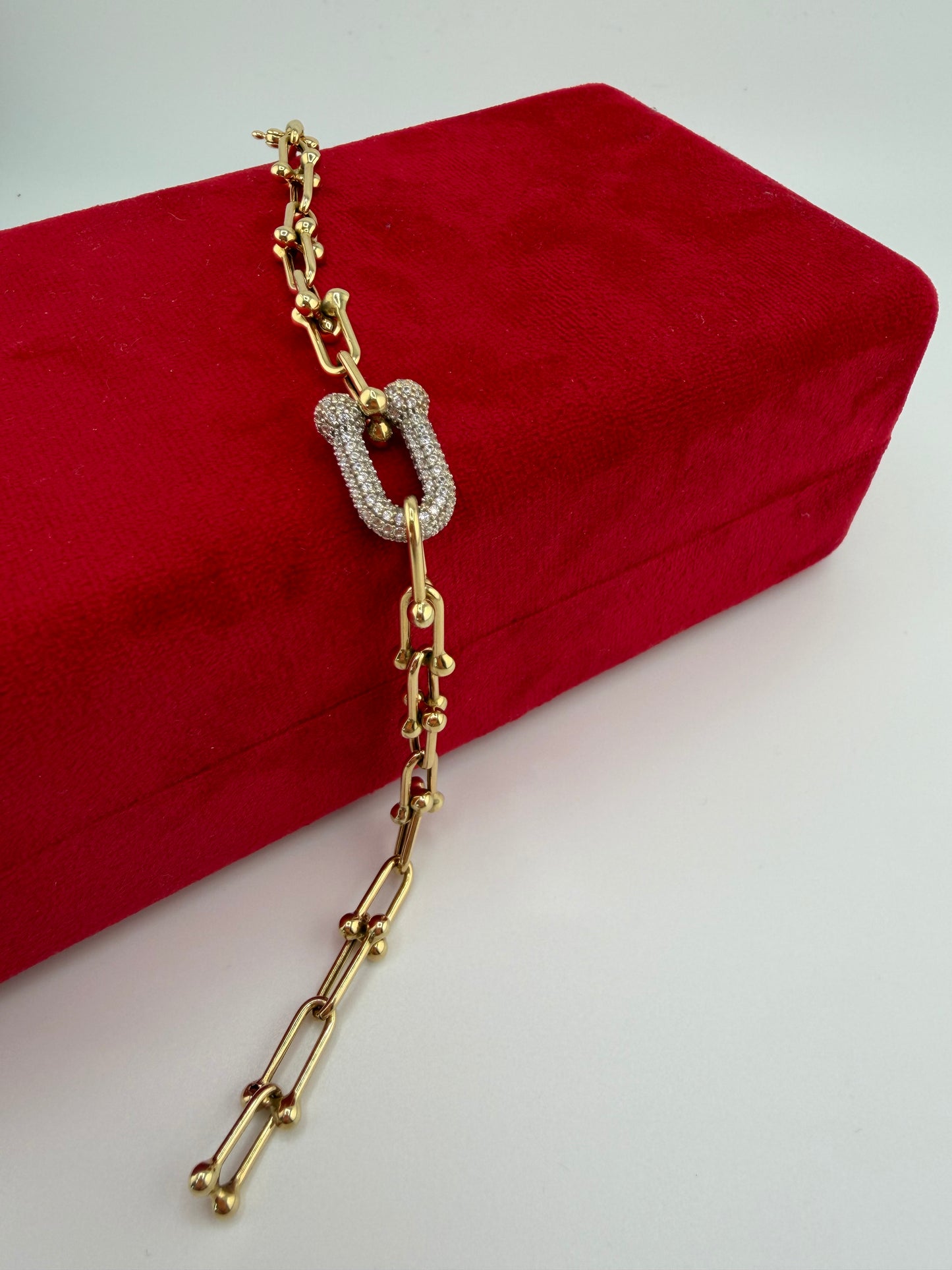 Bracelet Style Trombone à Maillons Uniformes avec Maillon Central Pavé de Zircons en Or 18 Carats