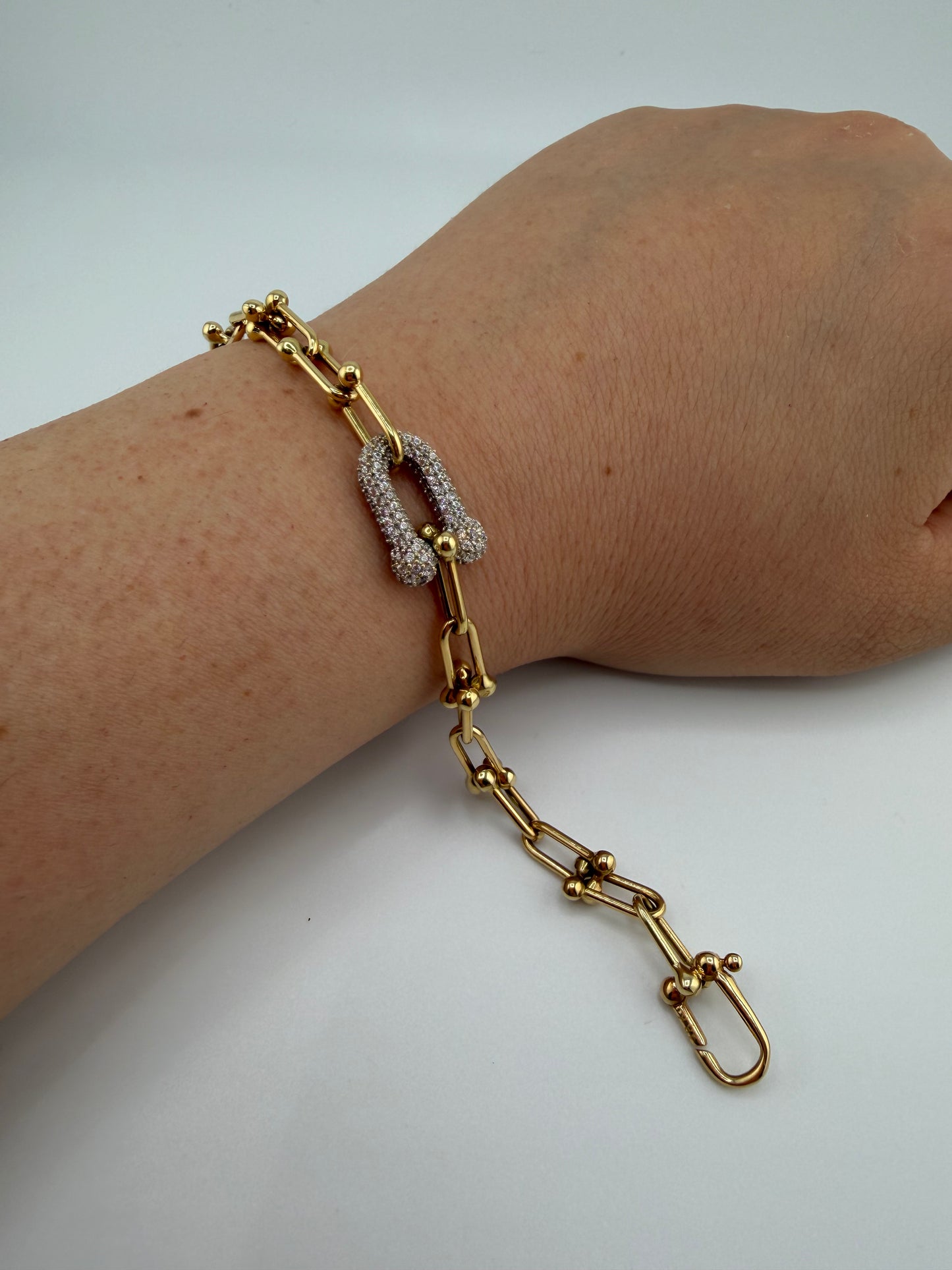 Bracelet Style Trombone à Maillons Uniformes avec Maillon Central Pavé de Zircons en Or 18 Carats