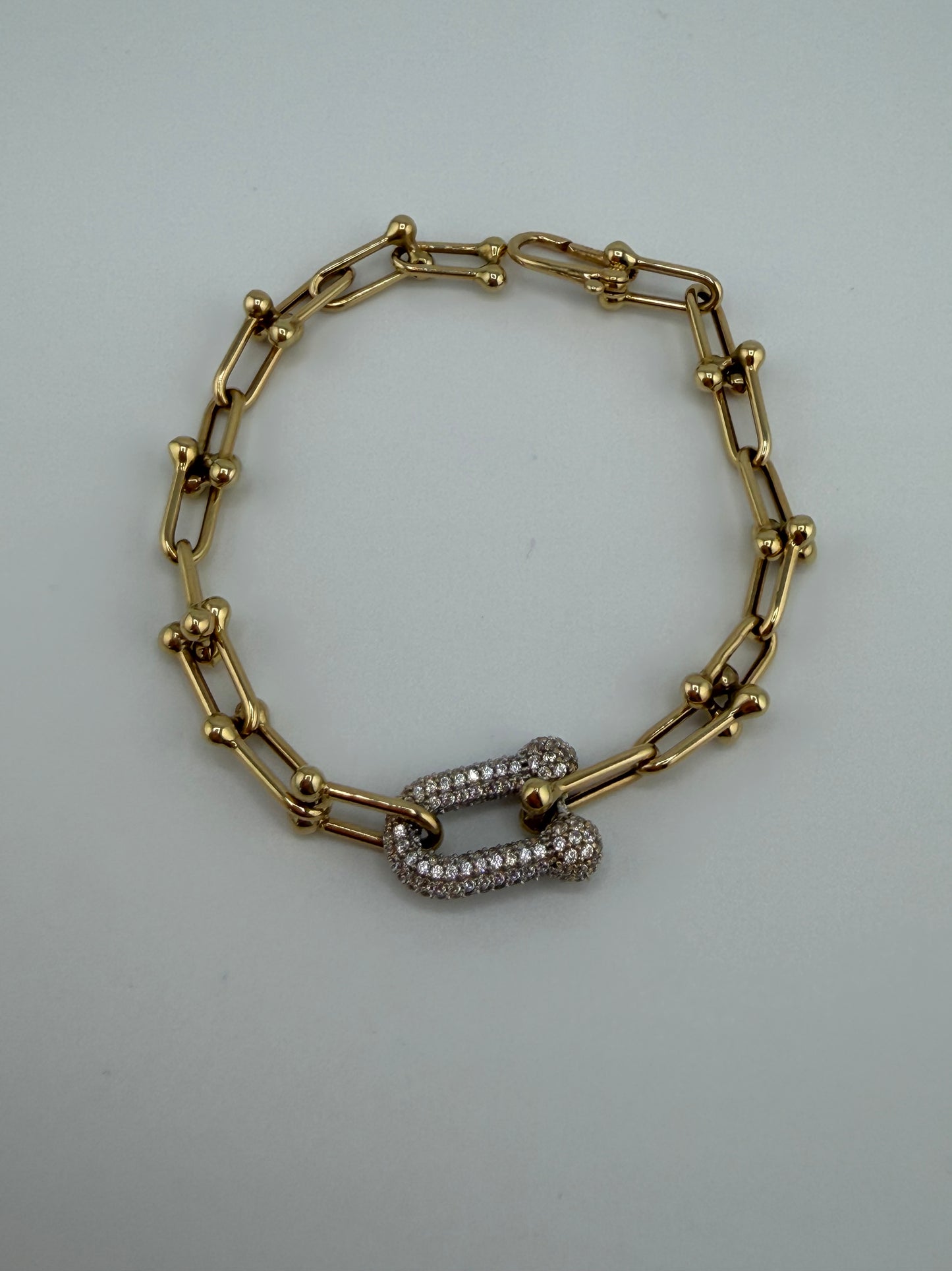Bracelet Style Trombone à Maillons Uniformes avec Maillon Central Pavé de Zircons en Or 18 Carats