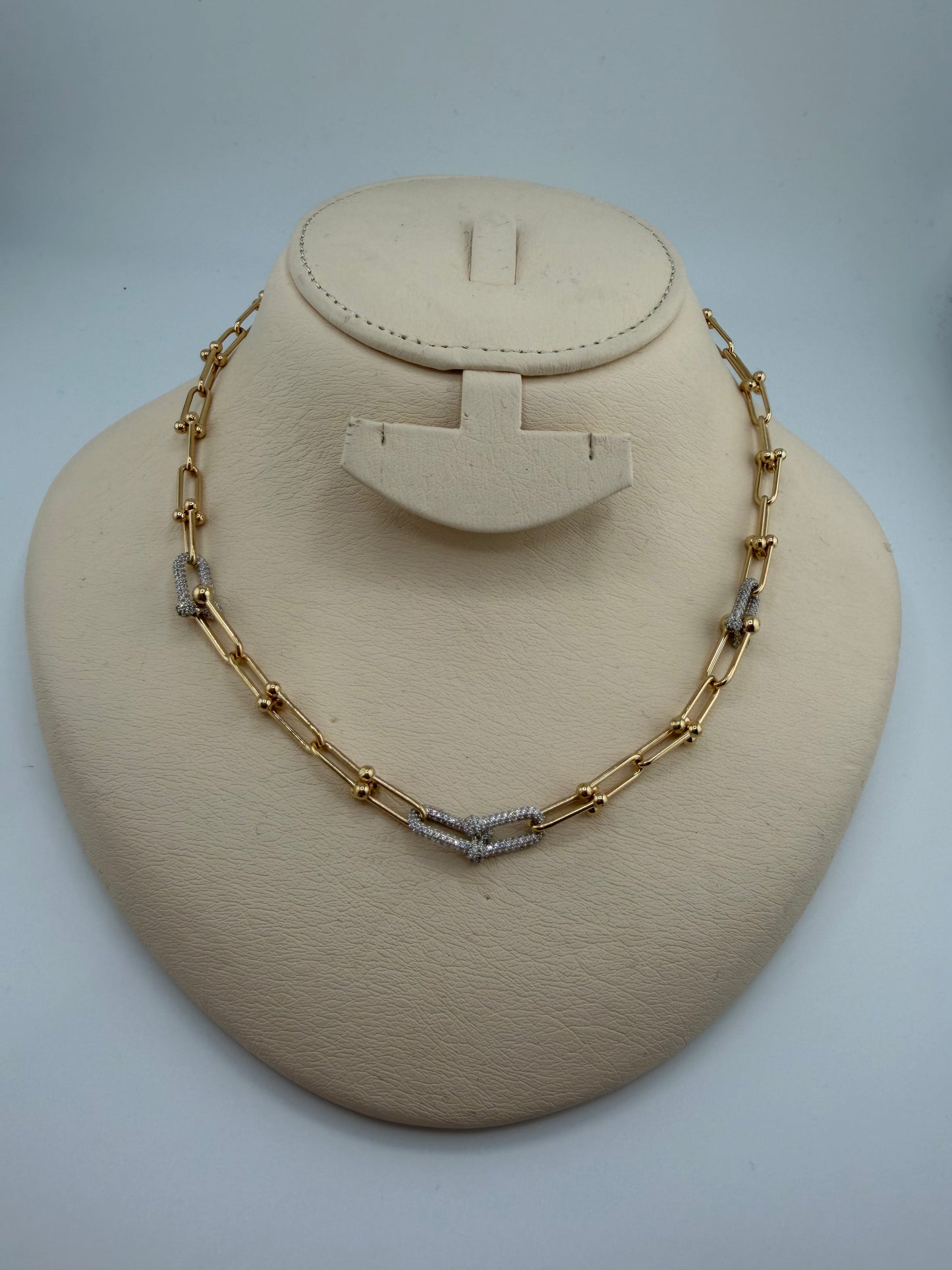 Collier style trombone en or 18 carats avec mailles en or blanc serties de zircon – 46 cm