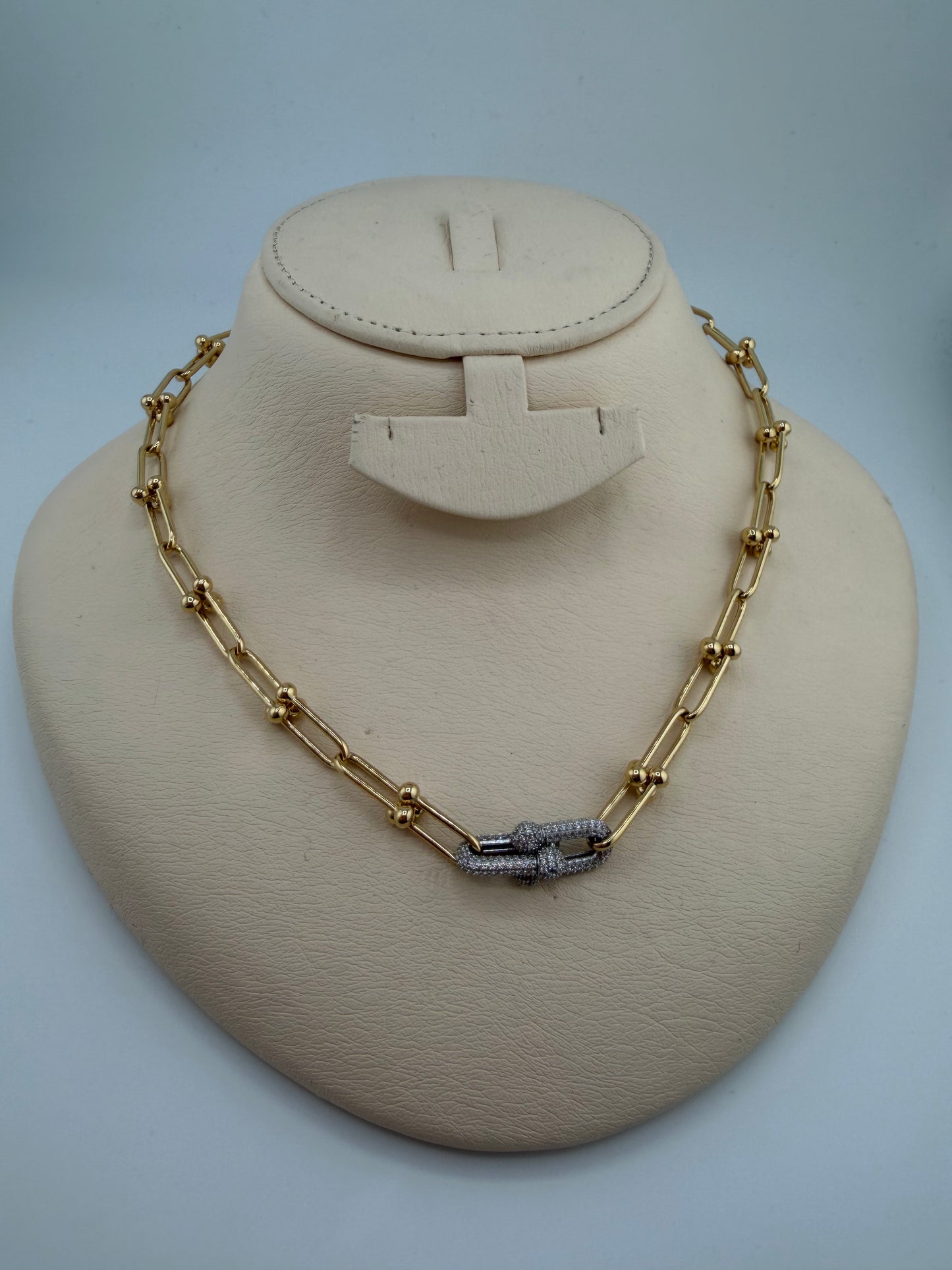 Collier style trombone en or 18 carats avec maillons croisés en or blanc et zircon – 48 cm