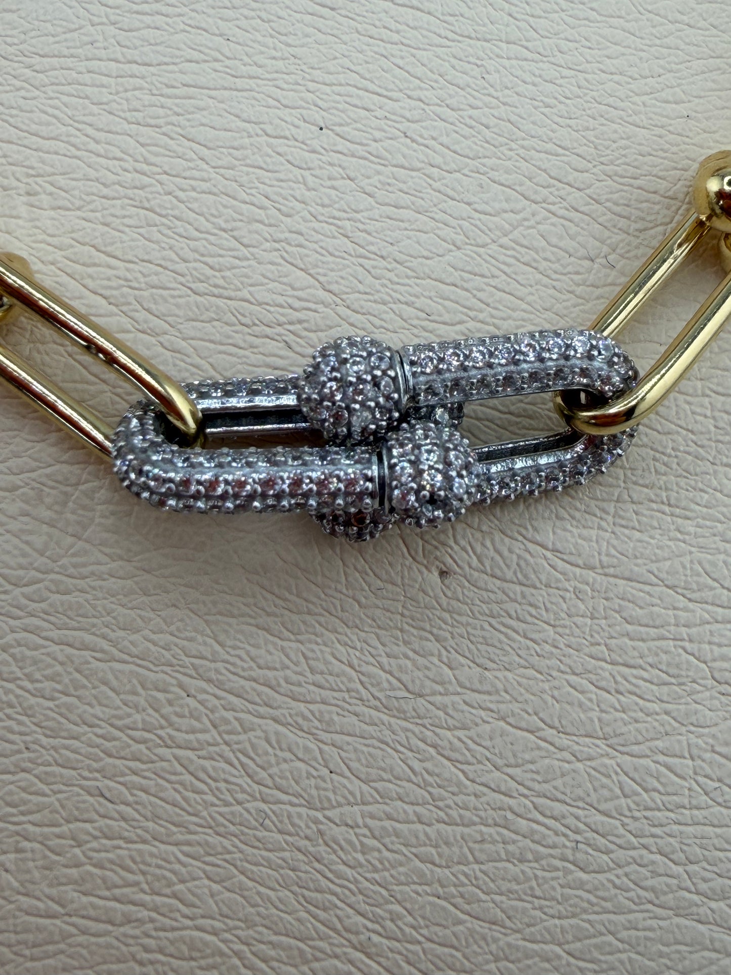 Collier style trombone en or 18 carats avec maillons croisés en or blanc et zircon – 48 cm