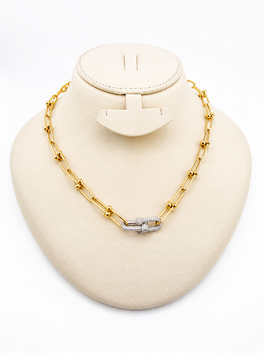 Collier style trombone en or 18 carats avec maillons croisés en or blanc et zircon – 48 cm