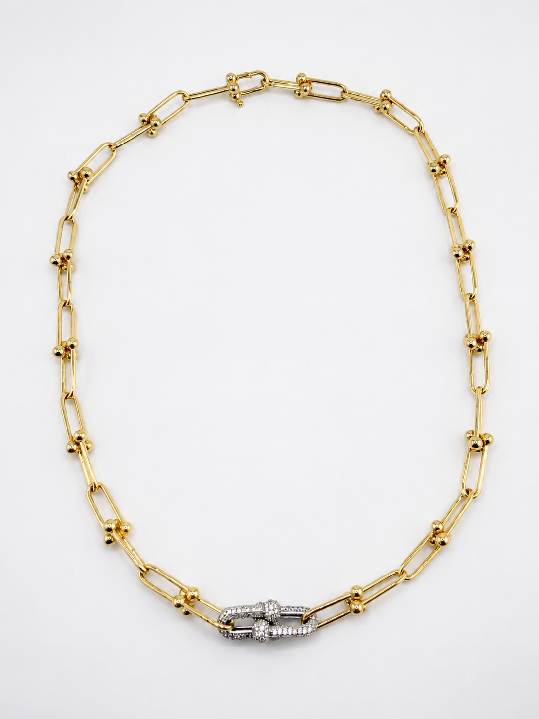 Collier style trombone en or 18 carats avec maillons croisés en or blanc et zircon – 48 cm