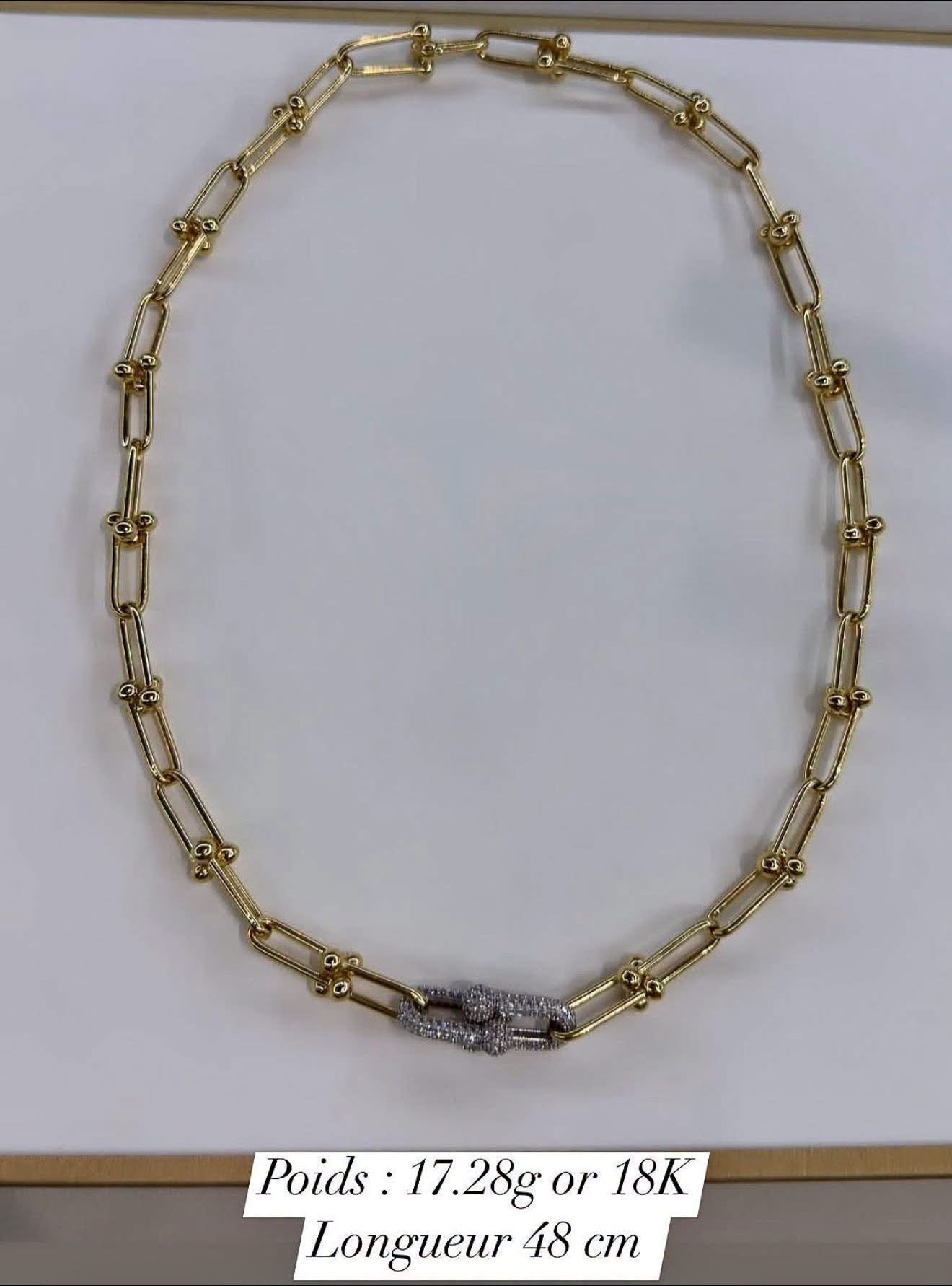 Collier style trombone en or 18 carats avec maillons croisés en or blanc et zircon – 48 cm