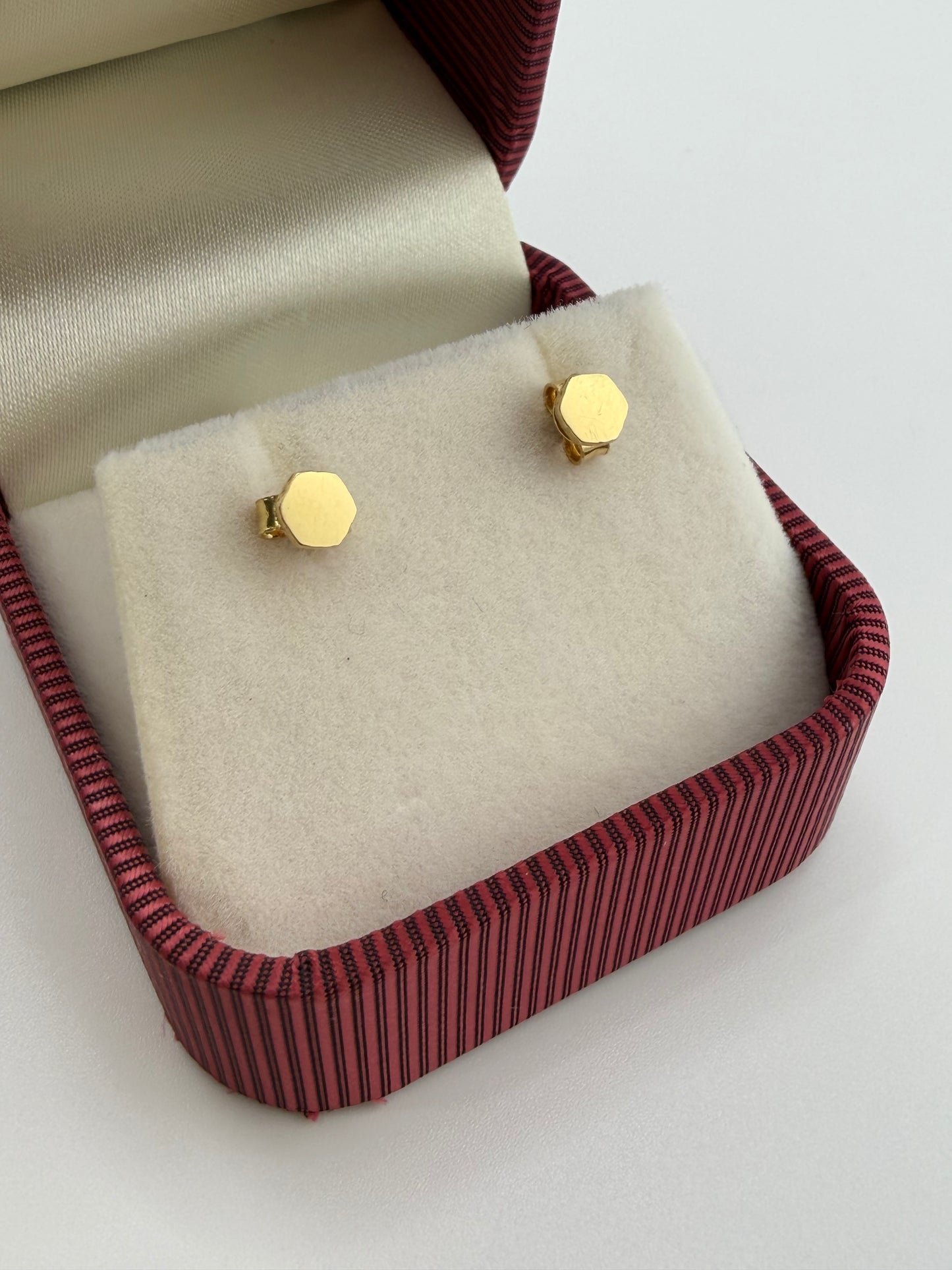 Small 18K yellow gold hexagonal earrings