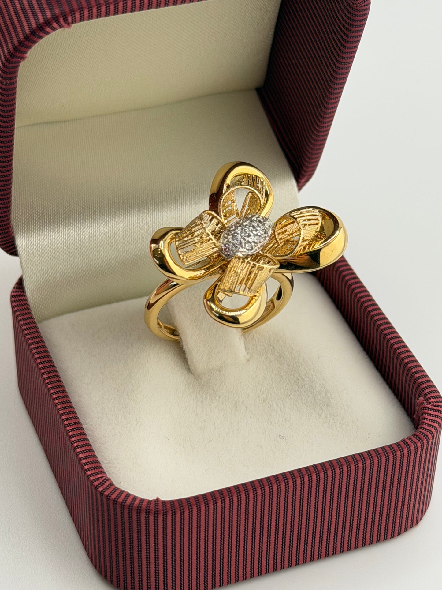 18K Gold Flower Ring with Zircons – Size 7