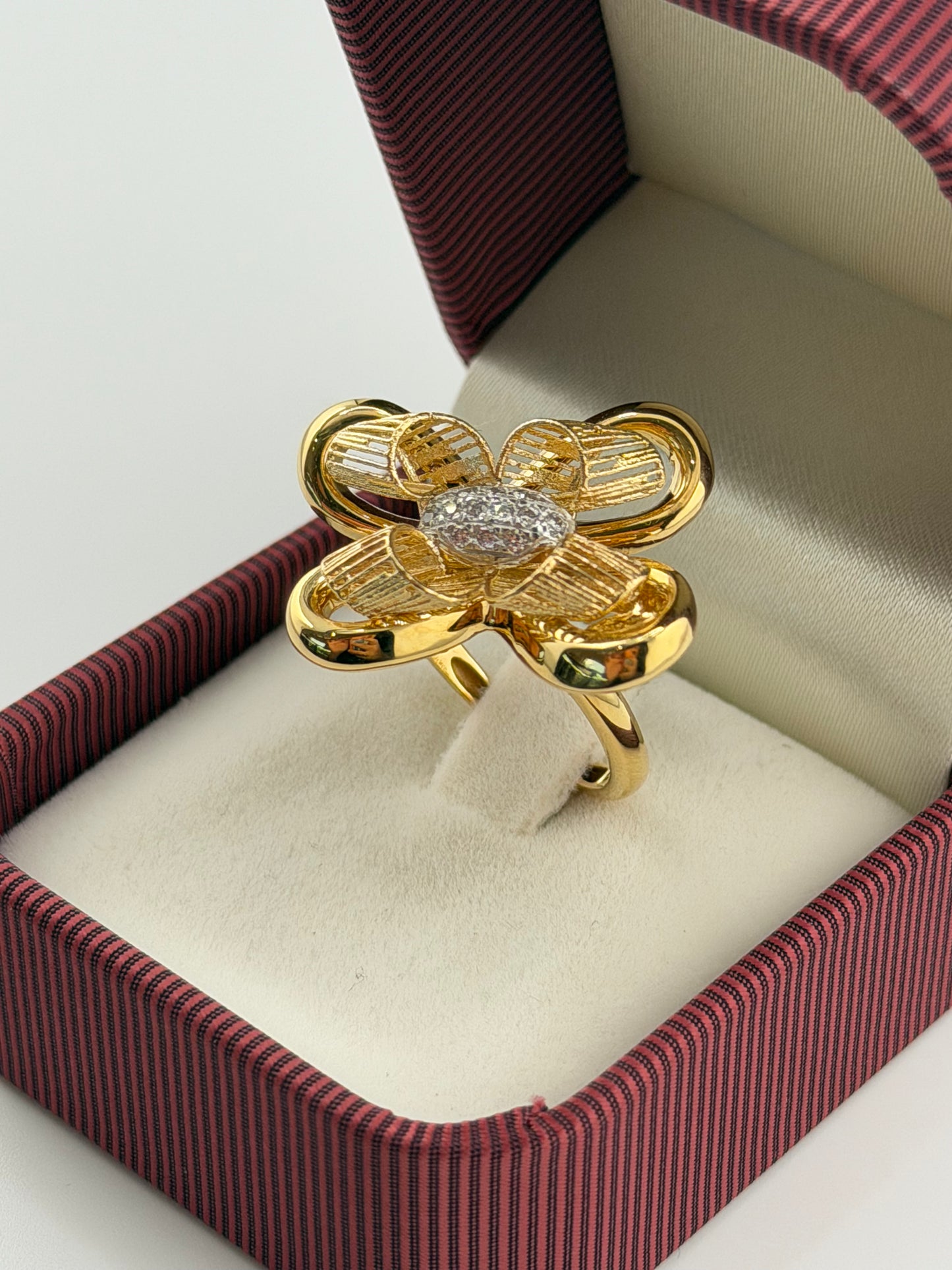18K Gold Flower Ring with Zircons – Size 7
