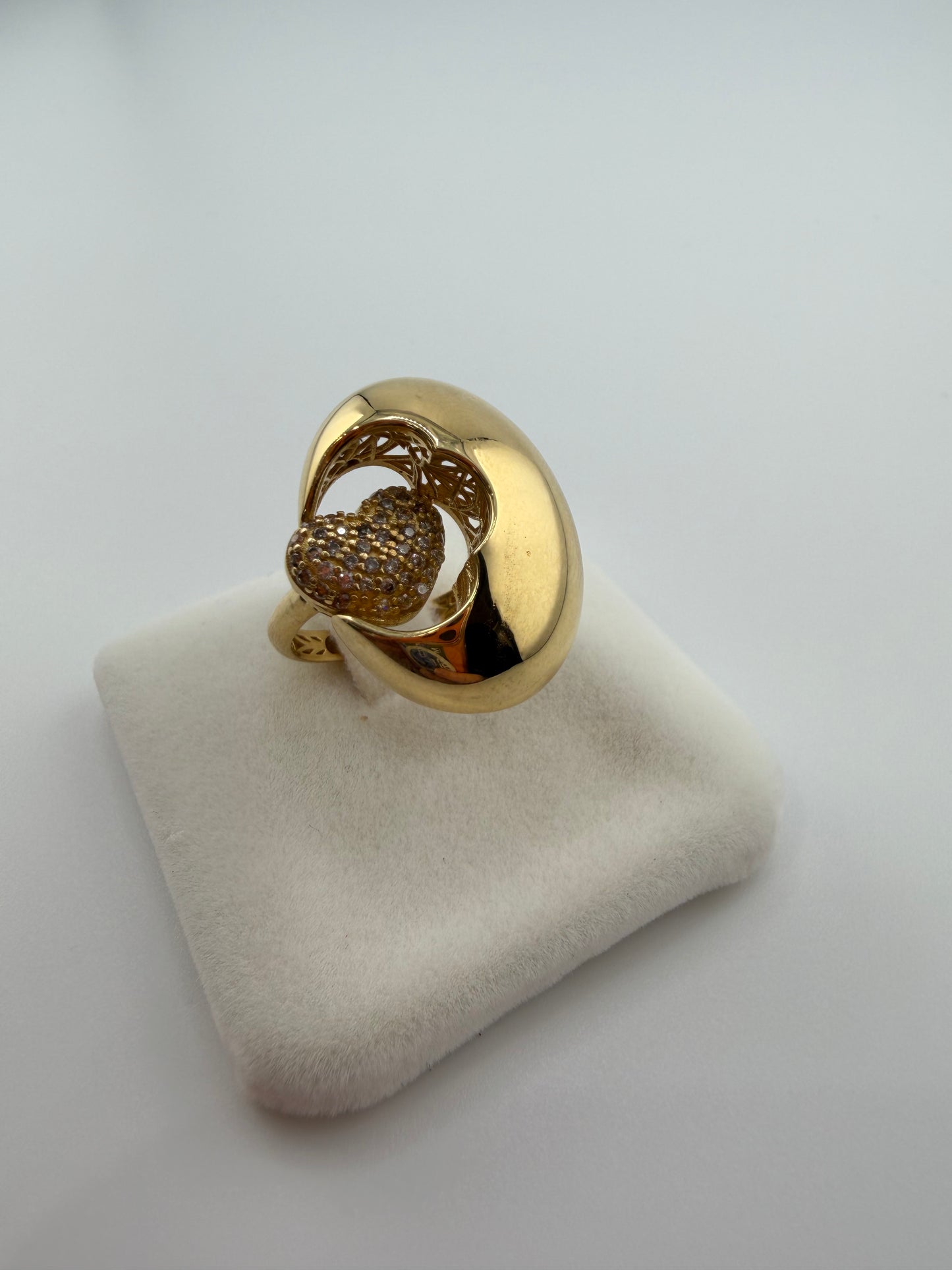 18K gold openwork ring with zircon stones – 4.94 g