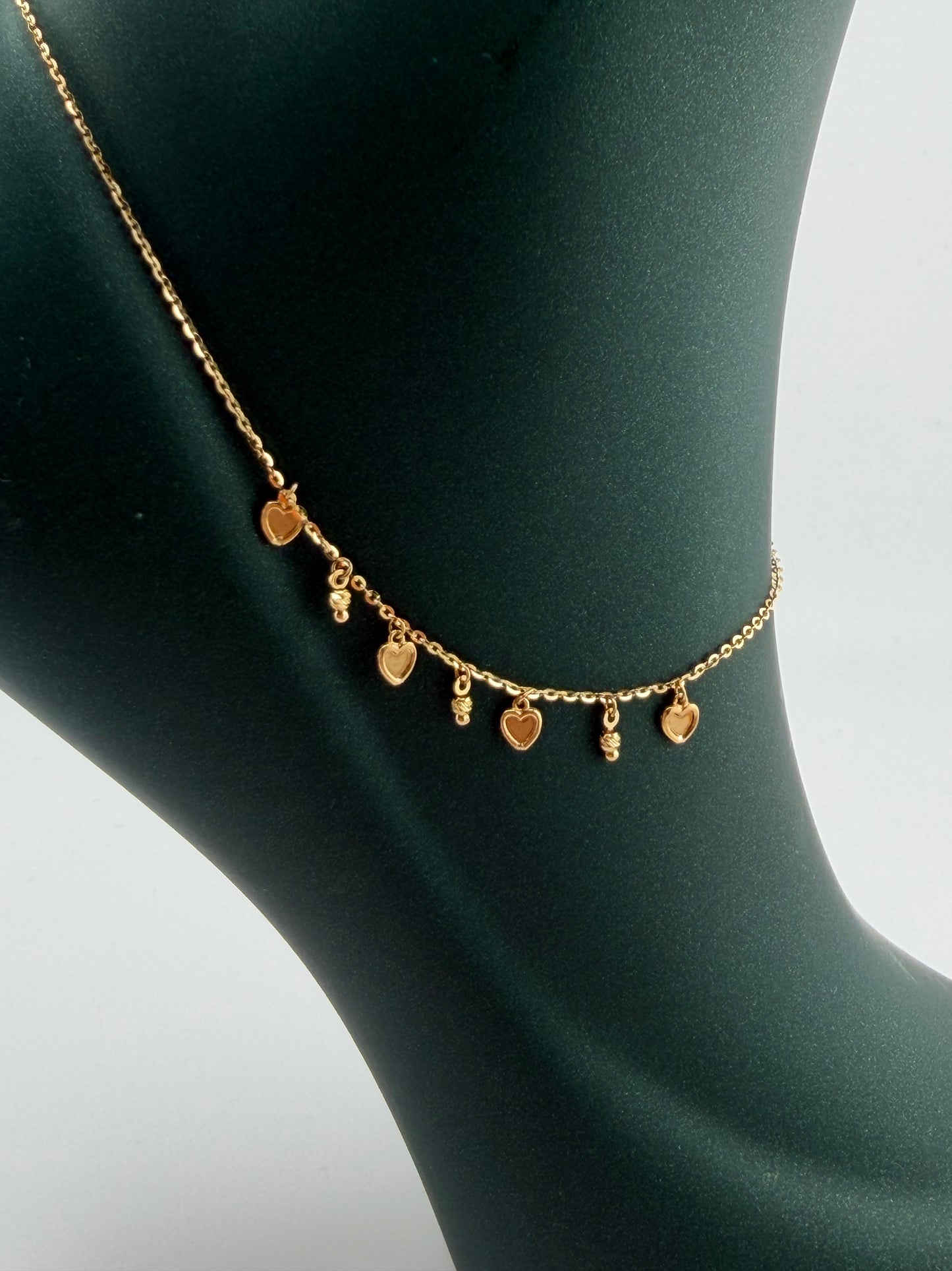 Bracelet de cheville en or 18 carats avec breloques cœur