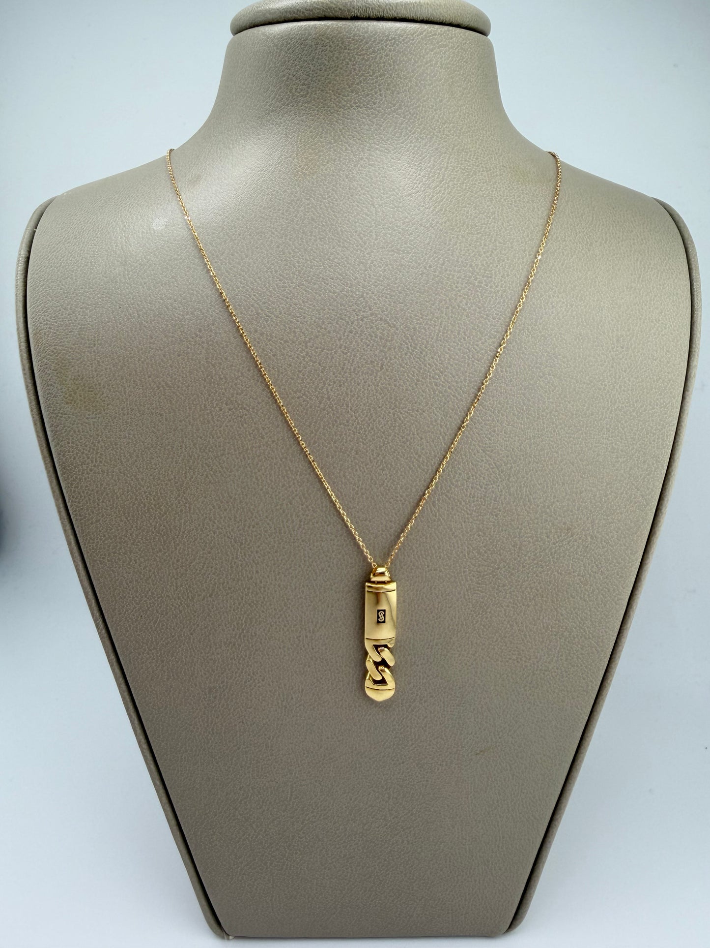 Chaîne avec pendentif Monaco petit format en or 18K – 44 cm