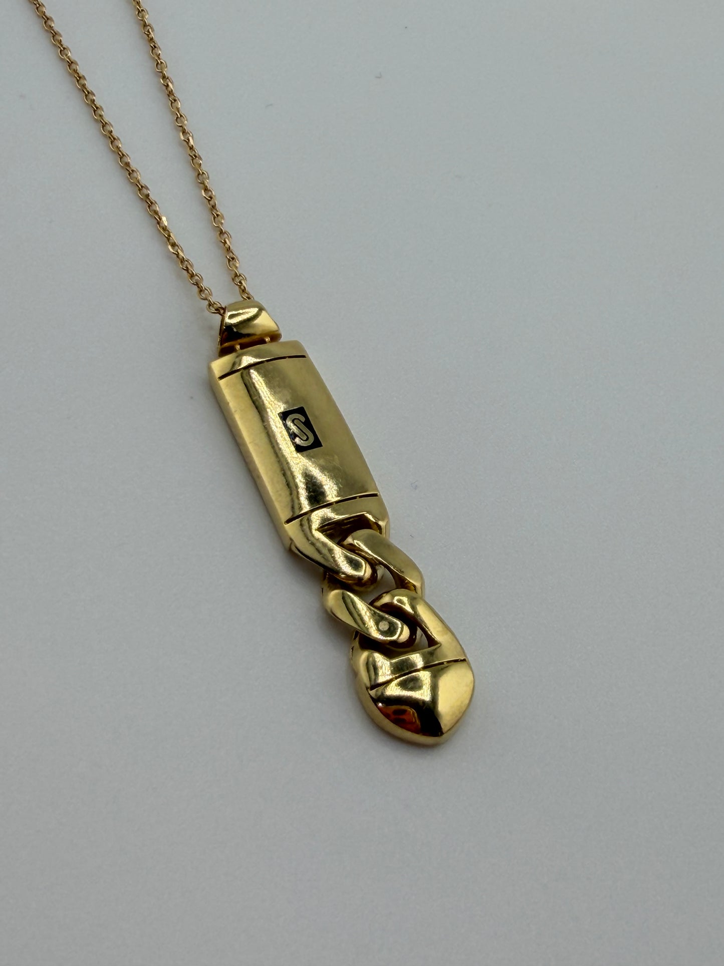 Chaîne avec pendentif Monaco petit format en or 18K – 44 cm