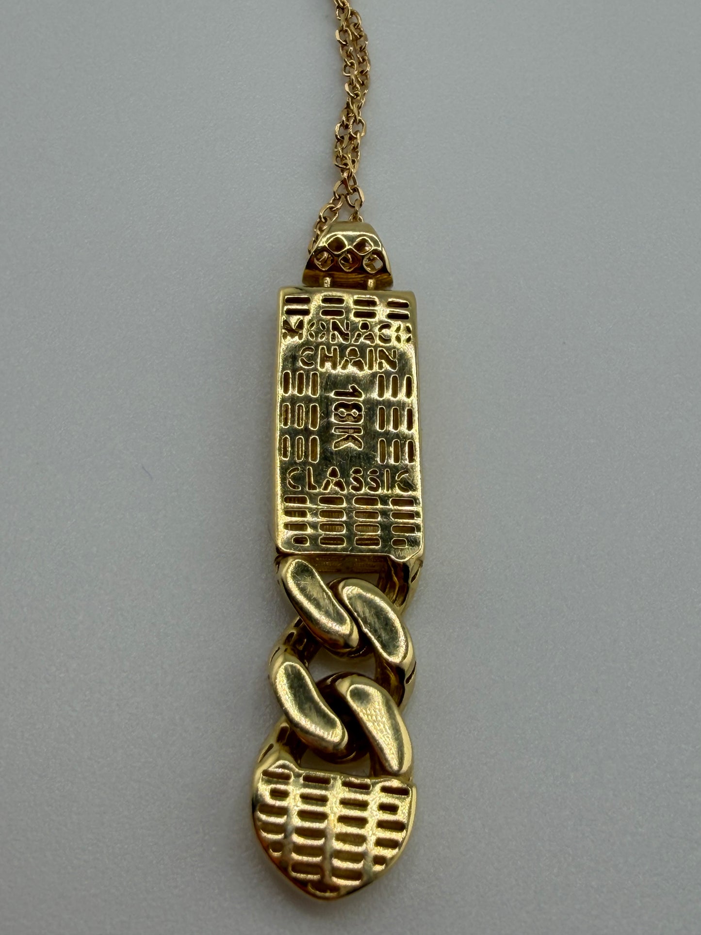 Chaîne avec pendentif Monaco petit format en or 18K – 44 cm