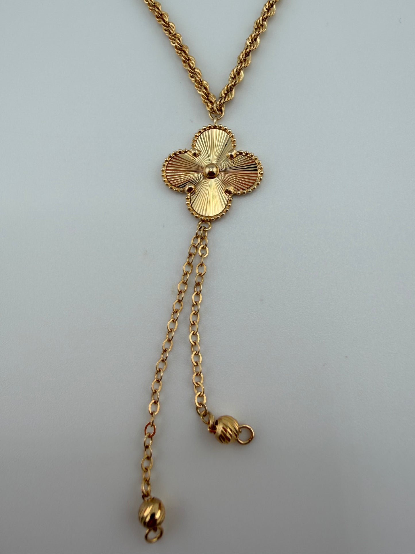 Collier cravate avec trèfle en or 18 carats – 44 cm