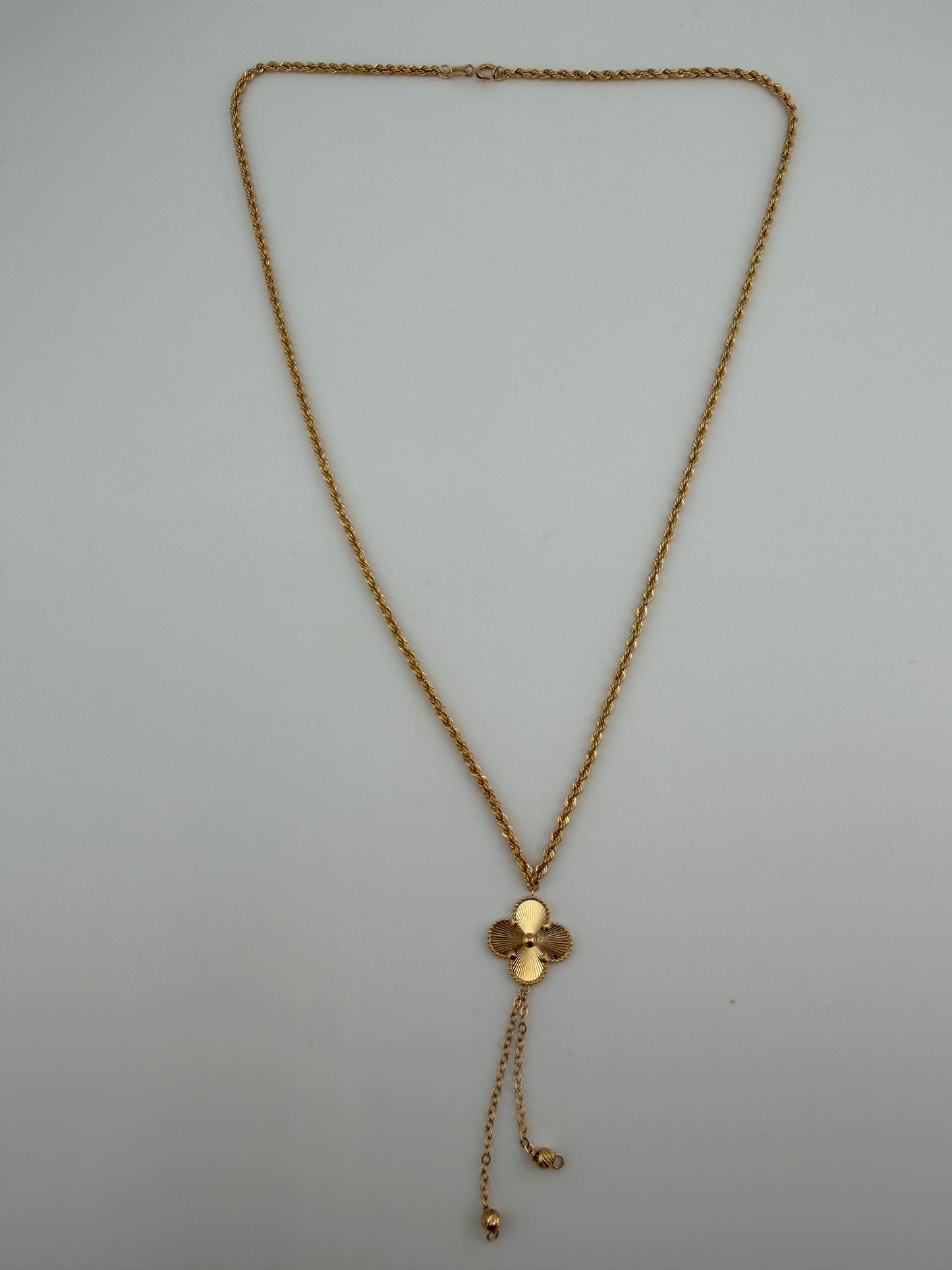 Collier cravate avec trèfle en or 18 carats – 44 cm