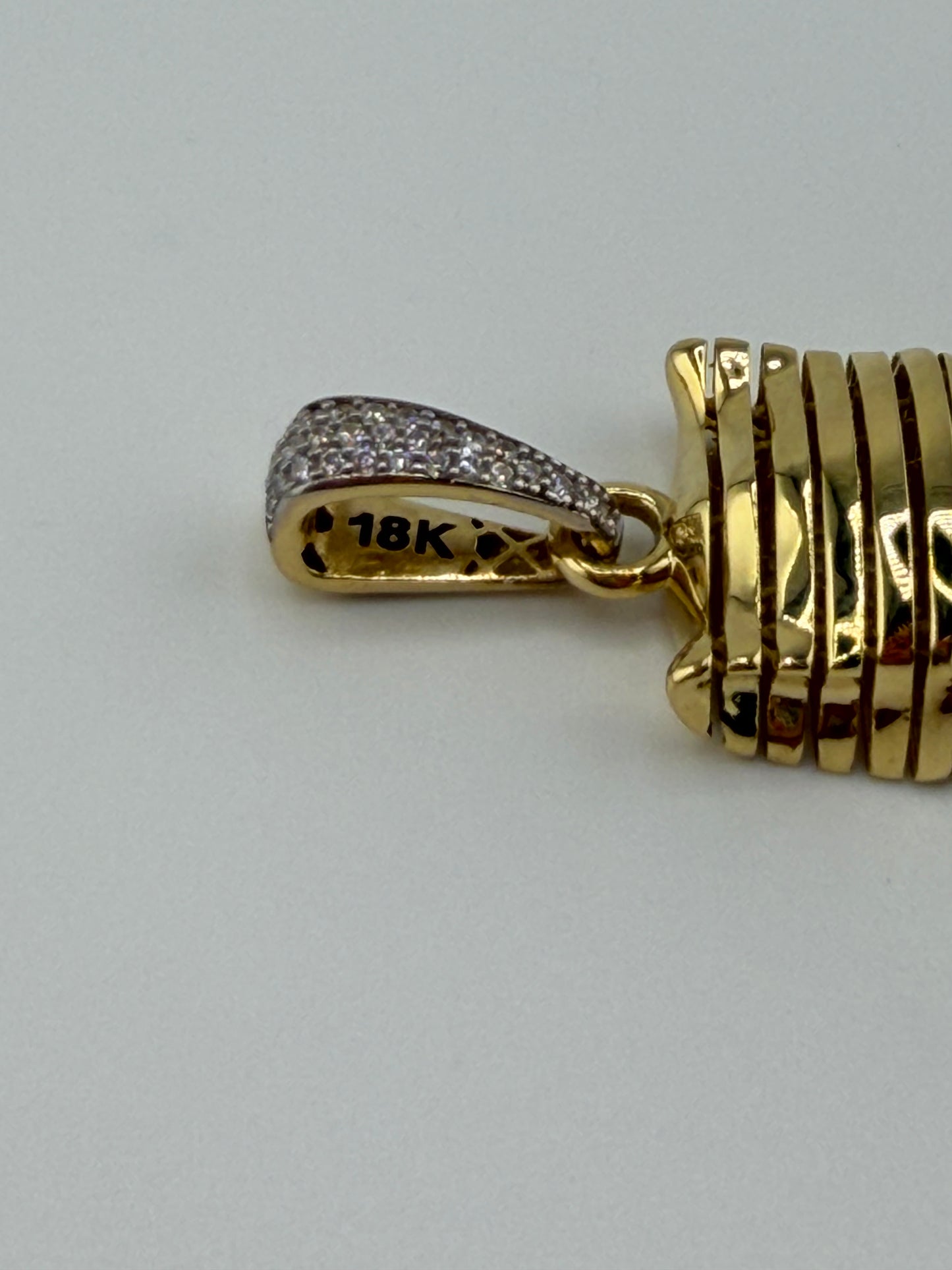 Pendentif Monaco articulé en or 18K avec zircons – 8,61 g