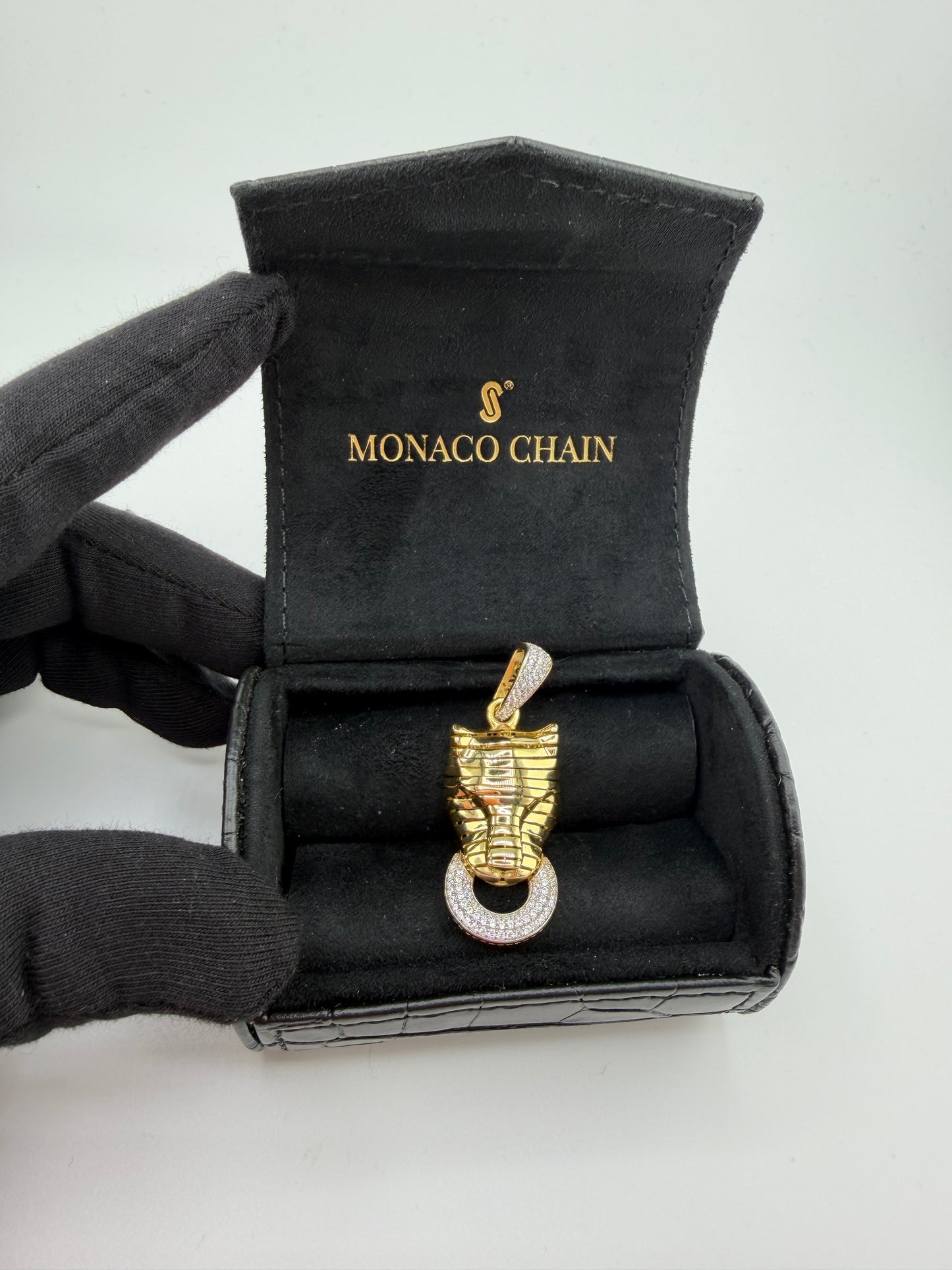 Pendentif Monaco articulé en or 18K avec zircons – 8,61 g