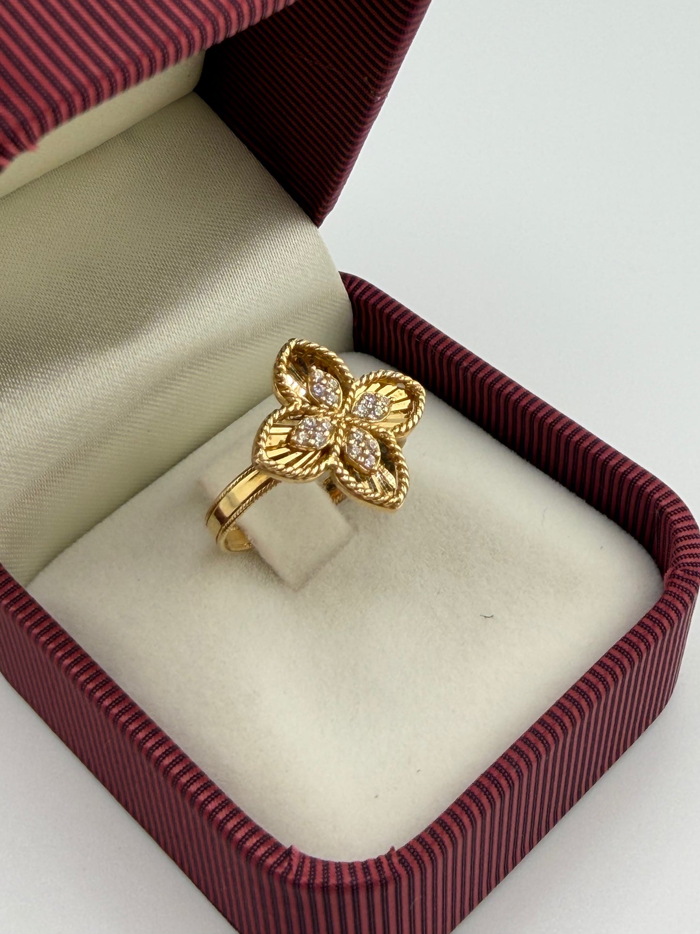 Bague fleur ajourée en or jaune 18K – Taille 7