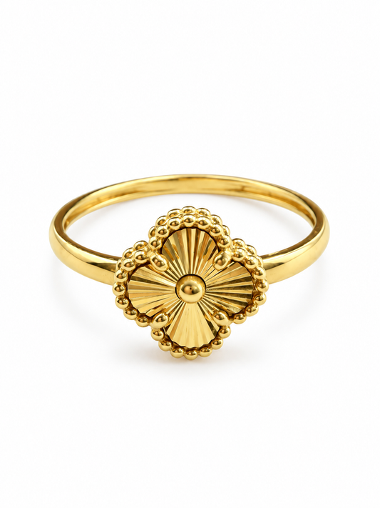 Petite Bague trèfle ajourée en or 18K 2.28g