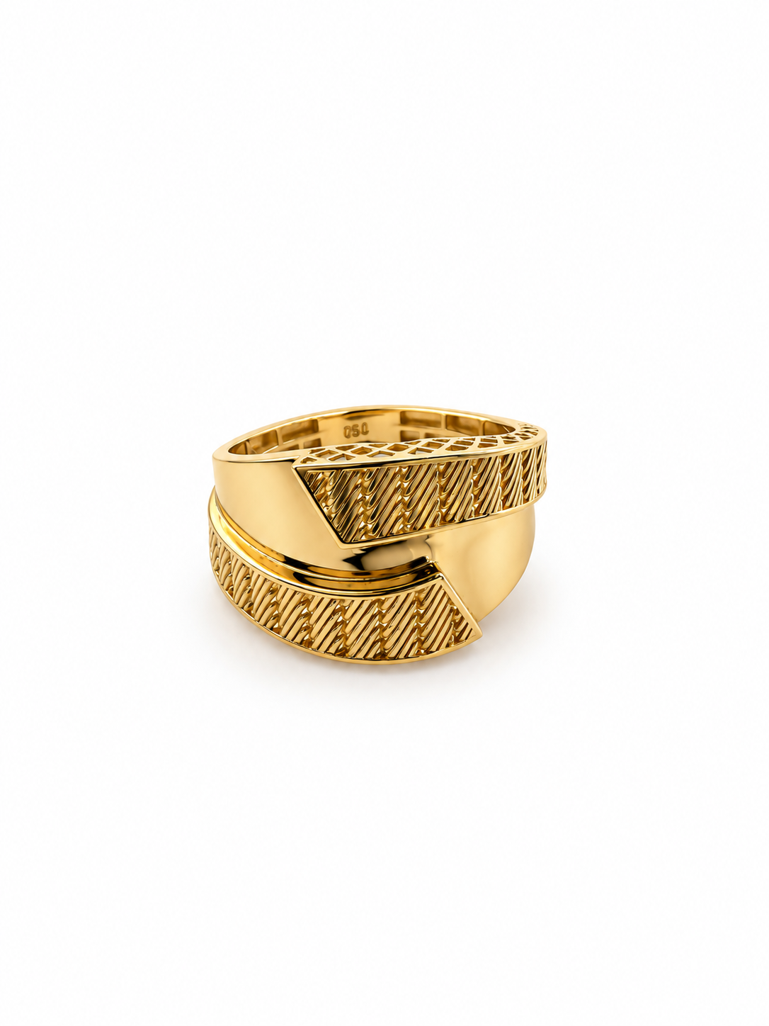 Bague large ajourée en or 18 carats. 2.72g