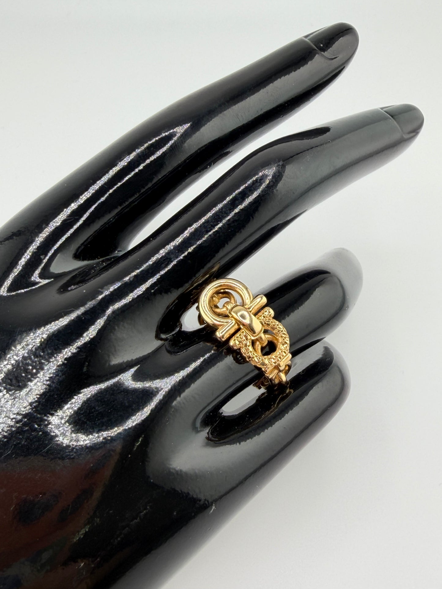 Bague Maillons Sculptés en Or 18K — 2,57 g