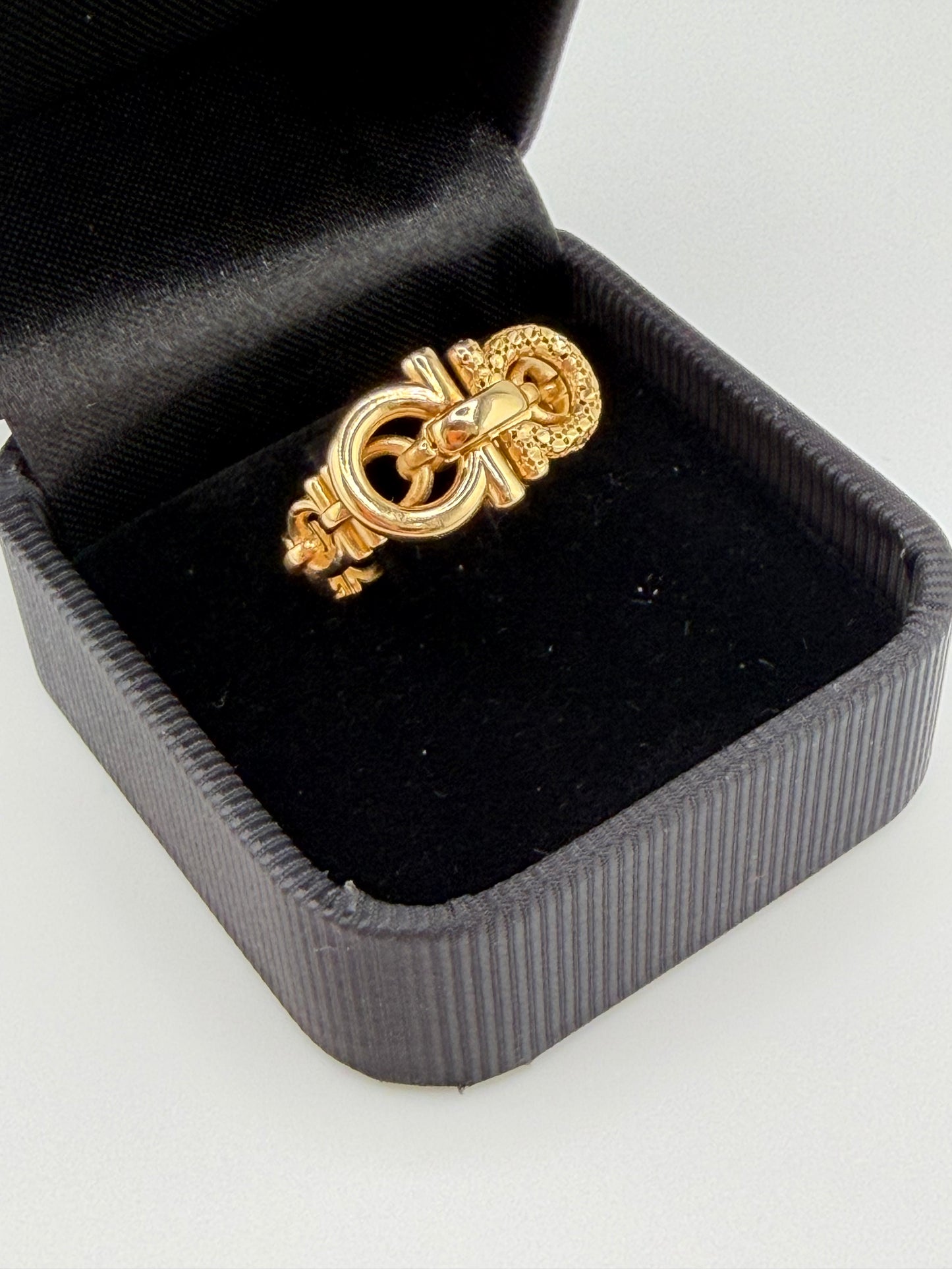 Bague Maillons Sculptés en Or 18K — 2,57 g