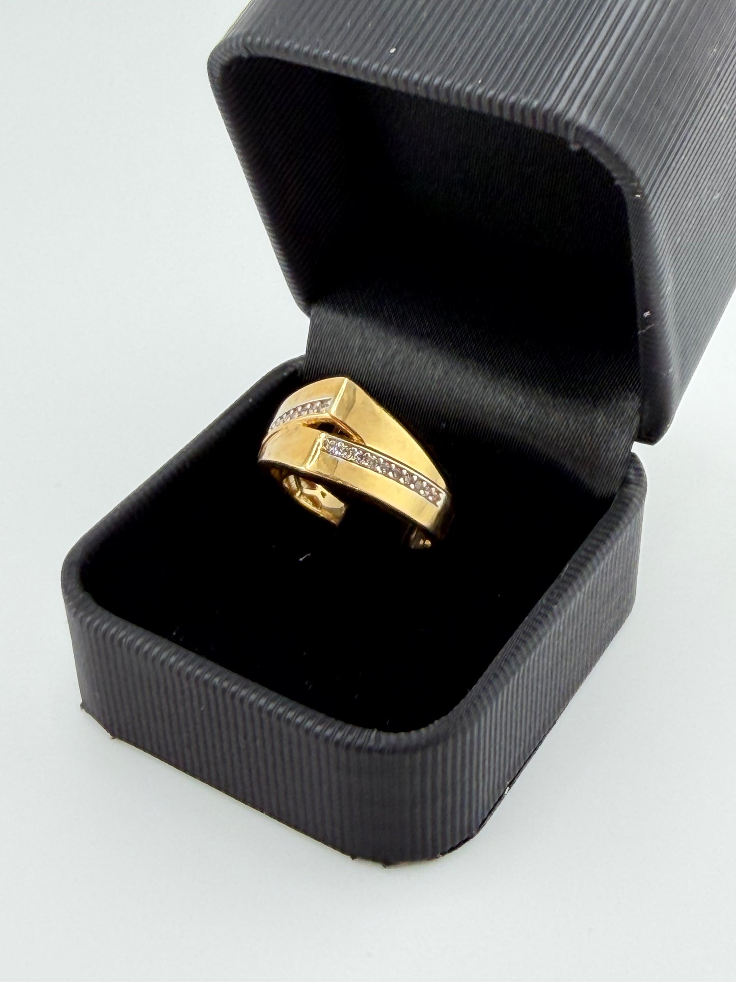Bague V Éclatante en Or 18K — 4,24 g