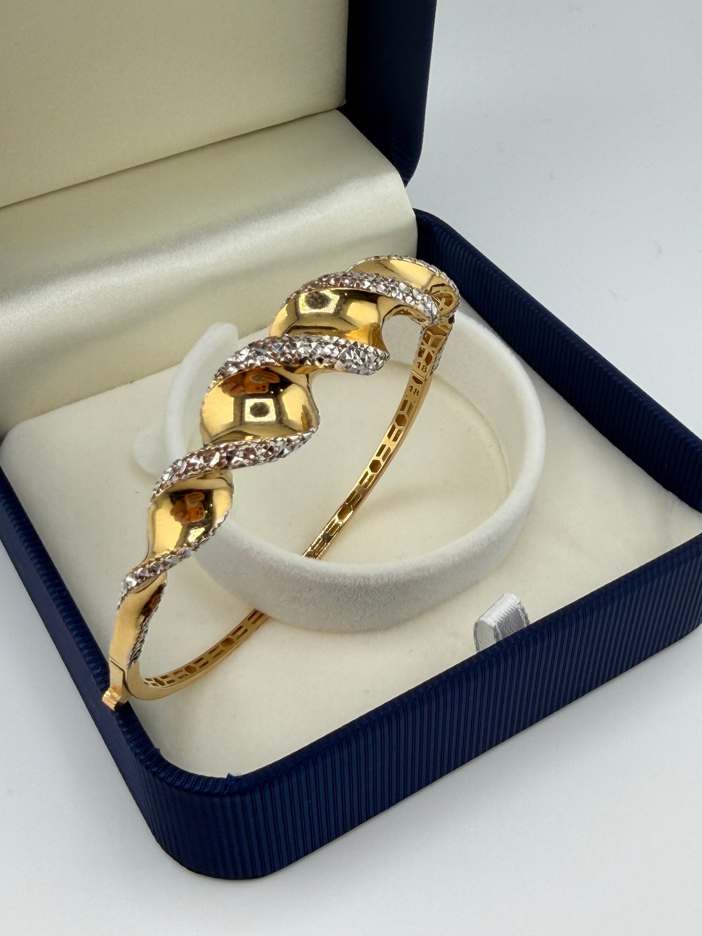 Bracelet rigide ondulé en or jaune et or blanc 18K — 8 g