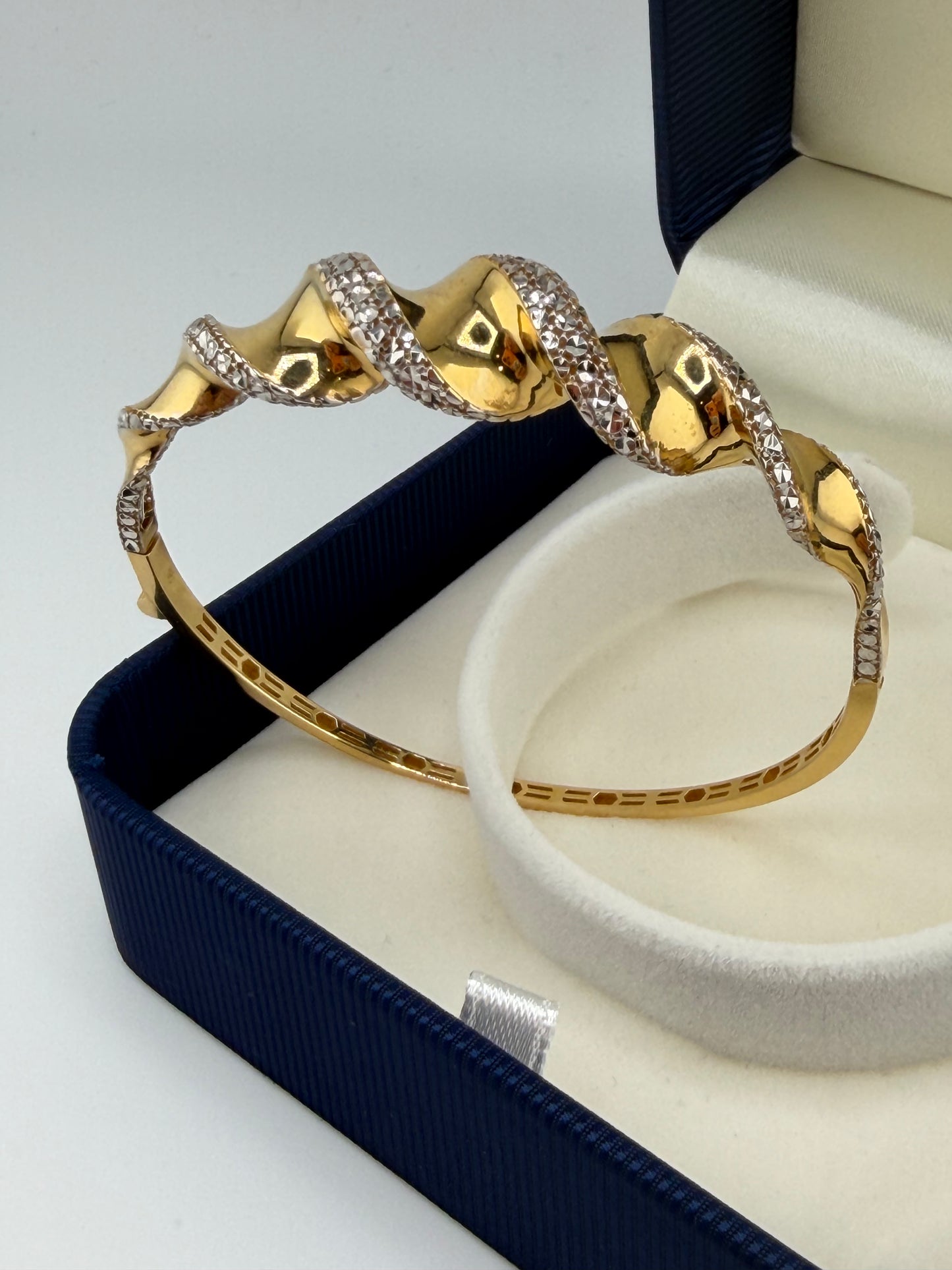 Bracelet rigide ondulé en or jaune et or blanc 18K — 8 g