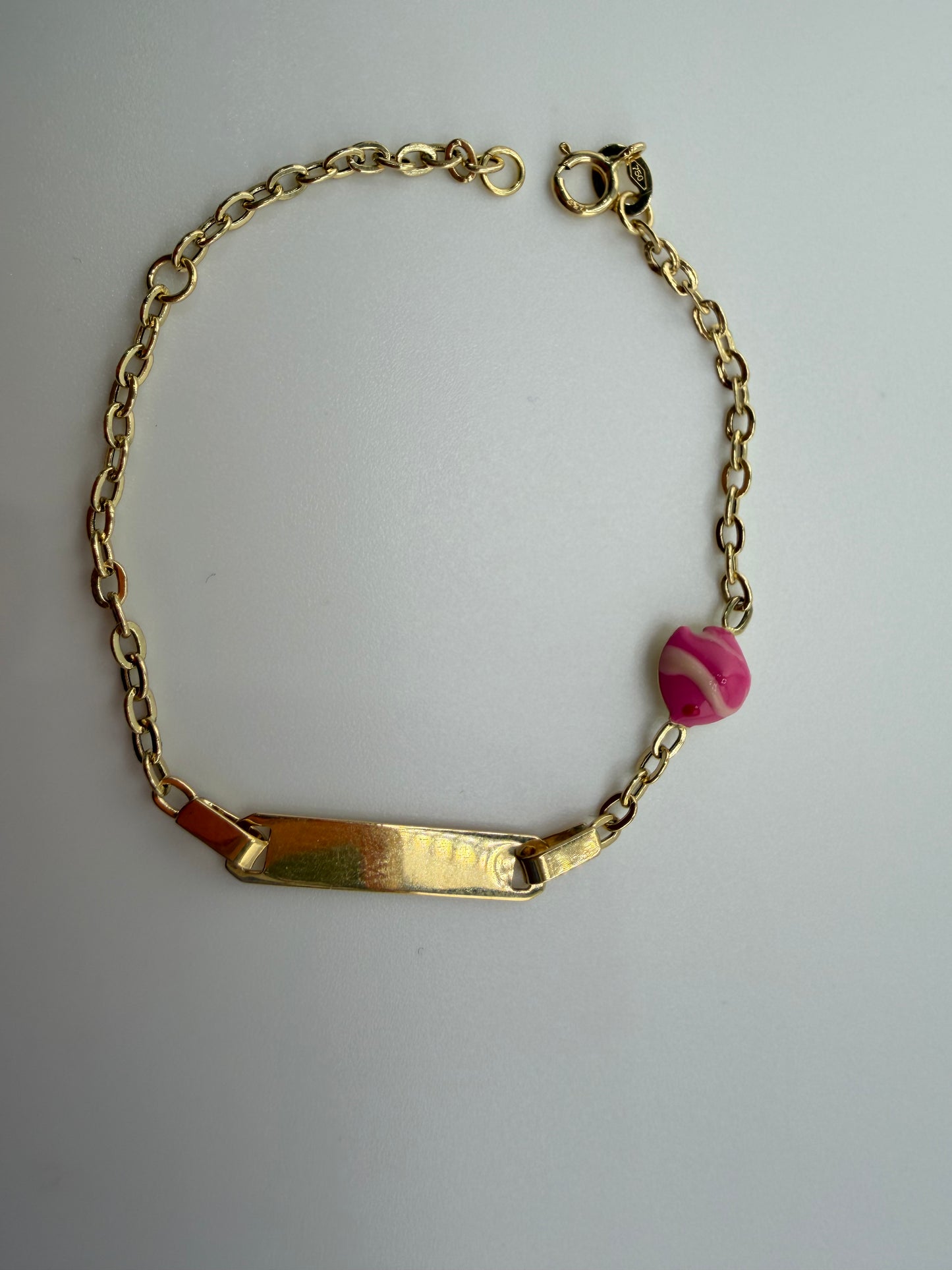 Bracelet bébé personnalisable en or 18 carats avec petit poisson rose