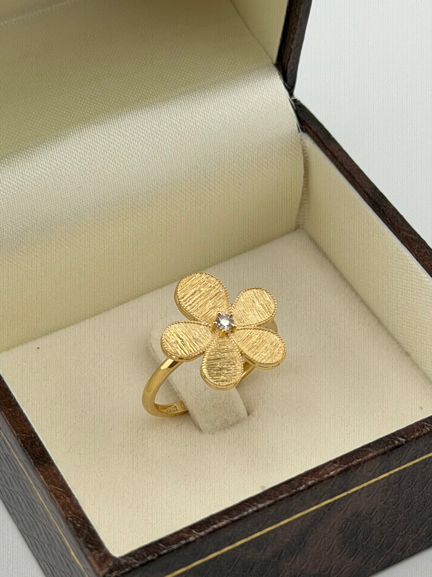 Bague fleur en or jaune 18 carats — 1,95 g