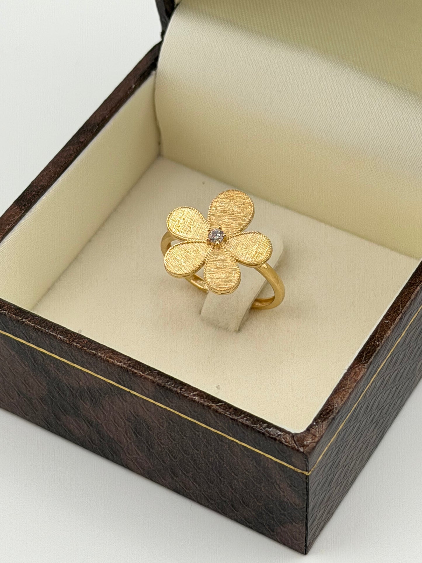 Bague fleur en or jaune 18 carats — 1,95 g