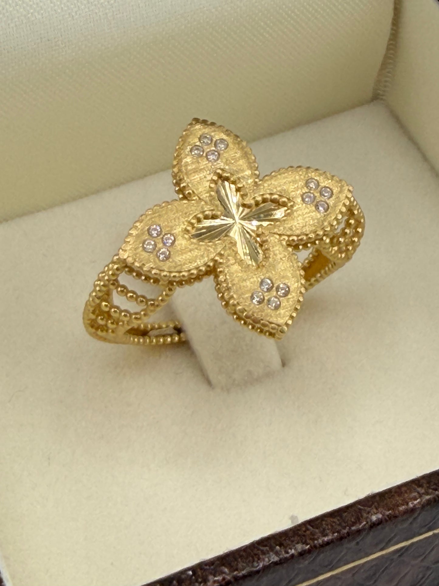Bague fleur ajourée en or jaune 18 carats — 3,81 g