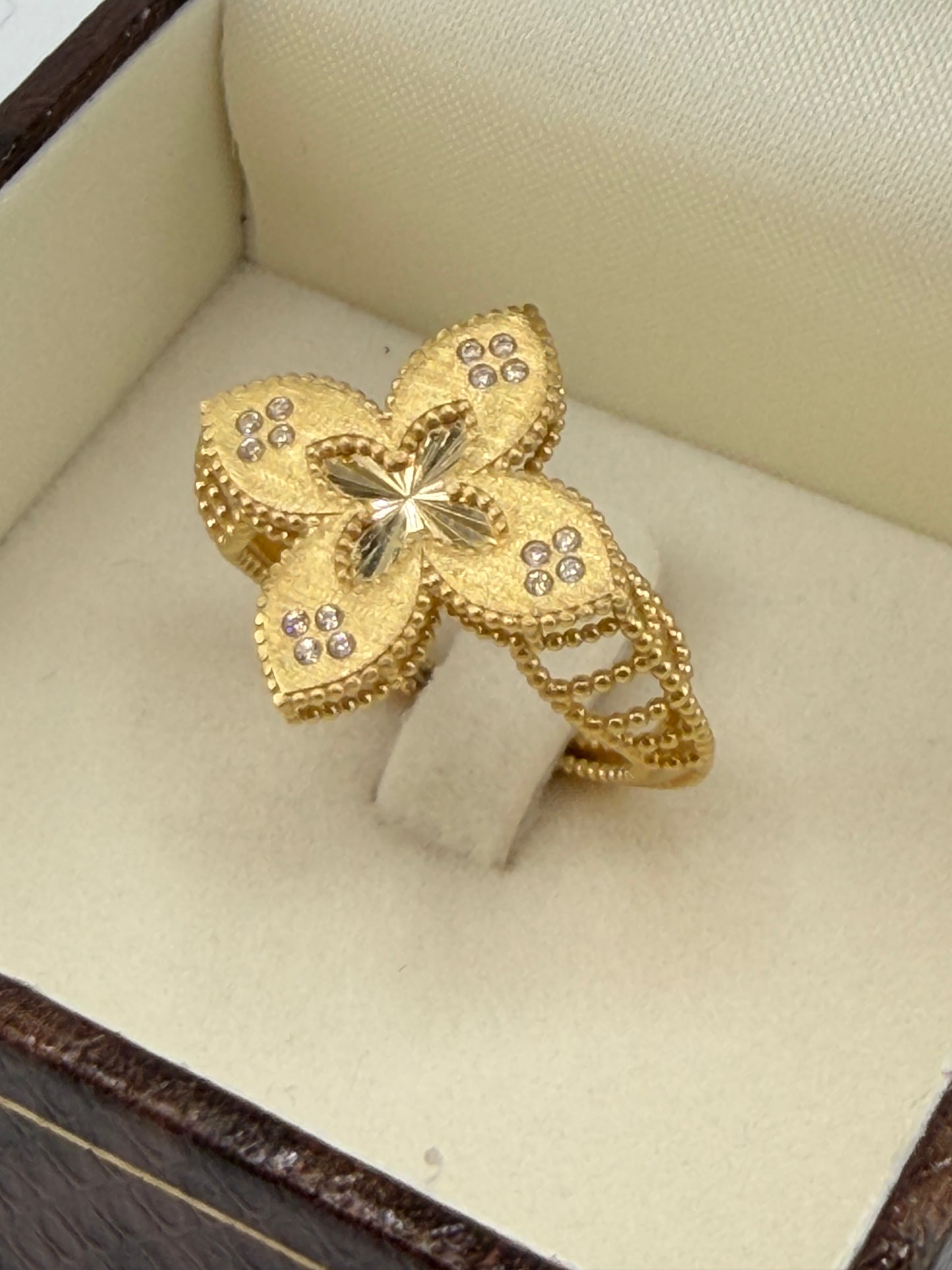 Bague fleur ajourée en or jaune 18 carats — 3,81 g
