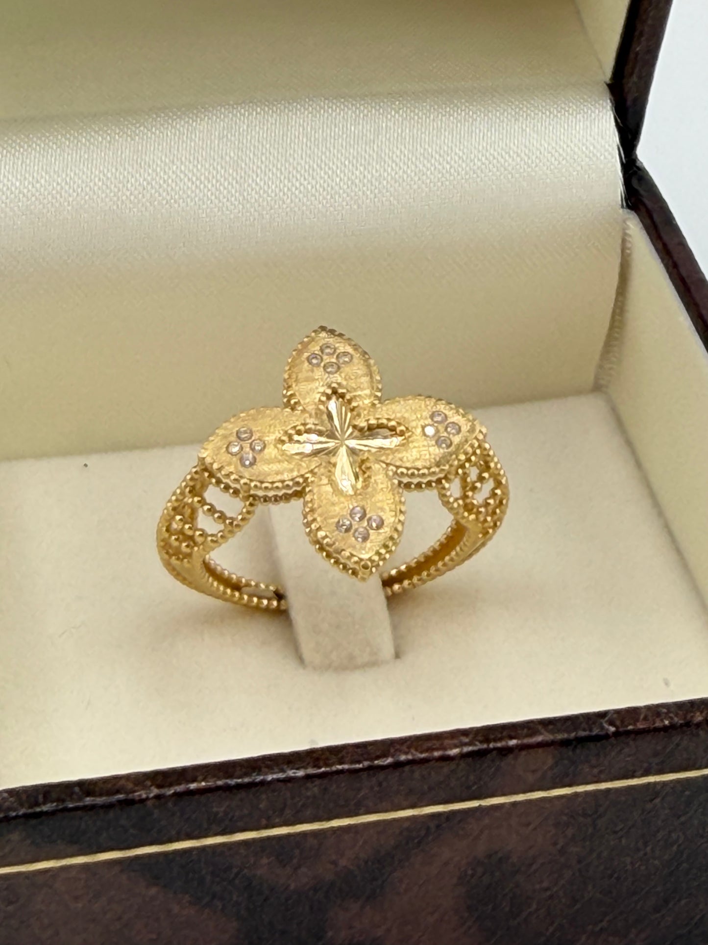 Bague fleur ajourée en or jaune 18 carats — 3,81 g