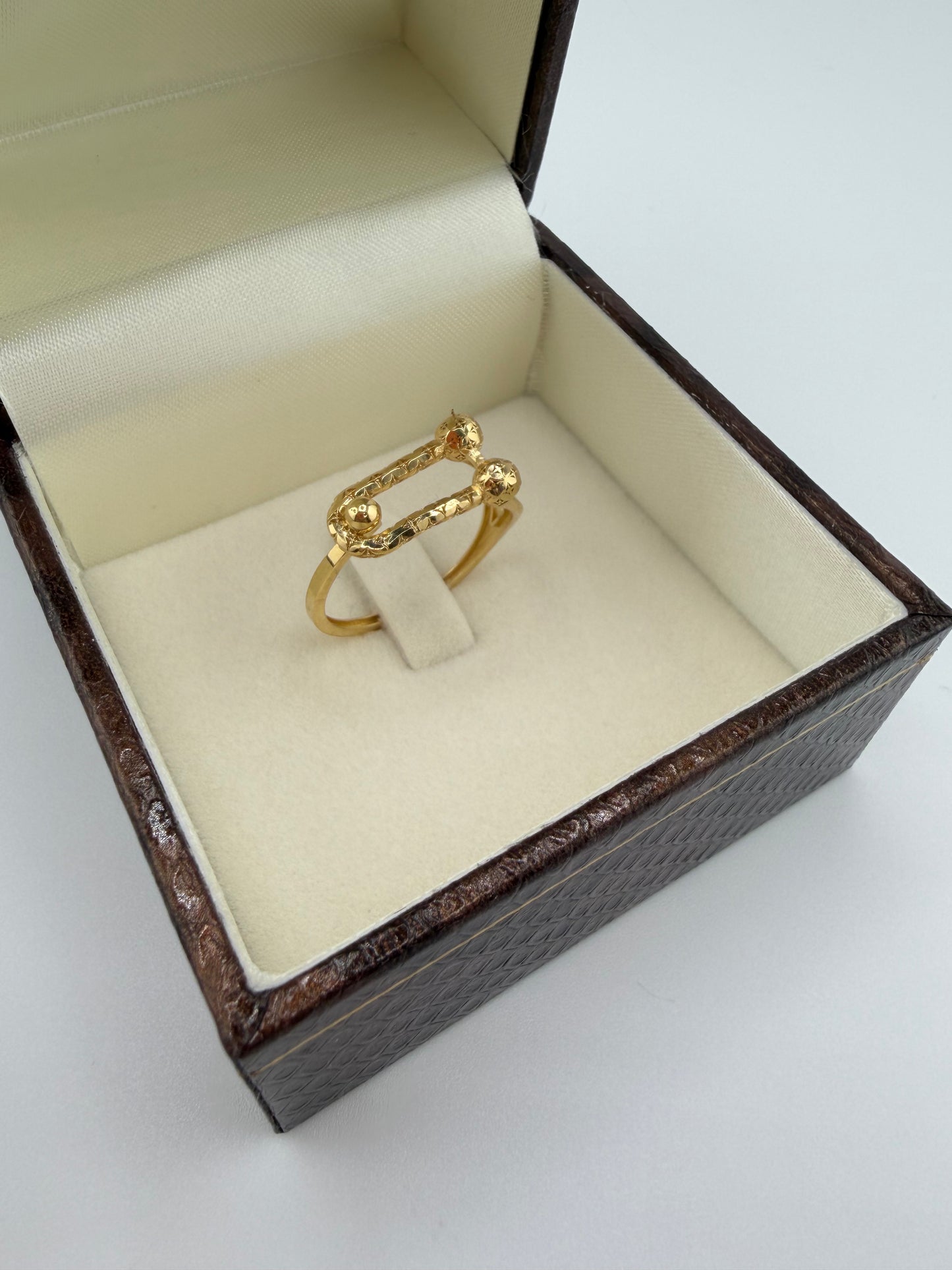 Bague élégante en or jaune 18 carats — taille 9