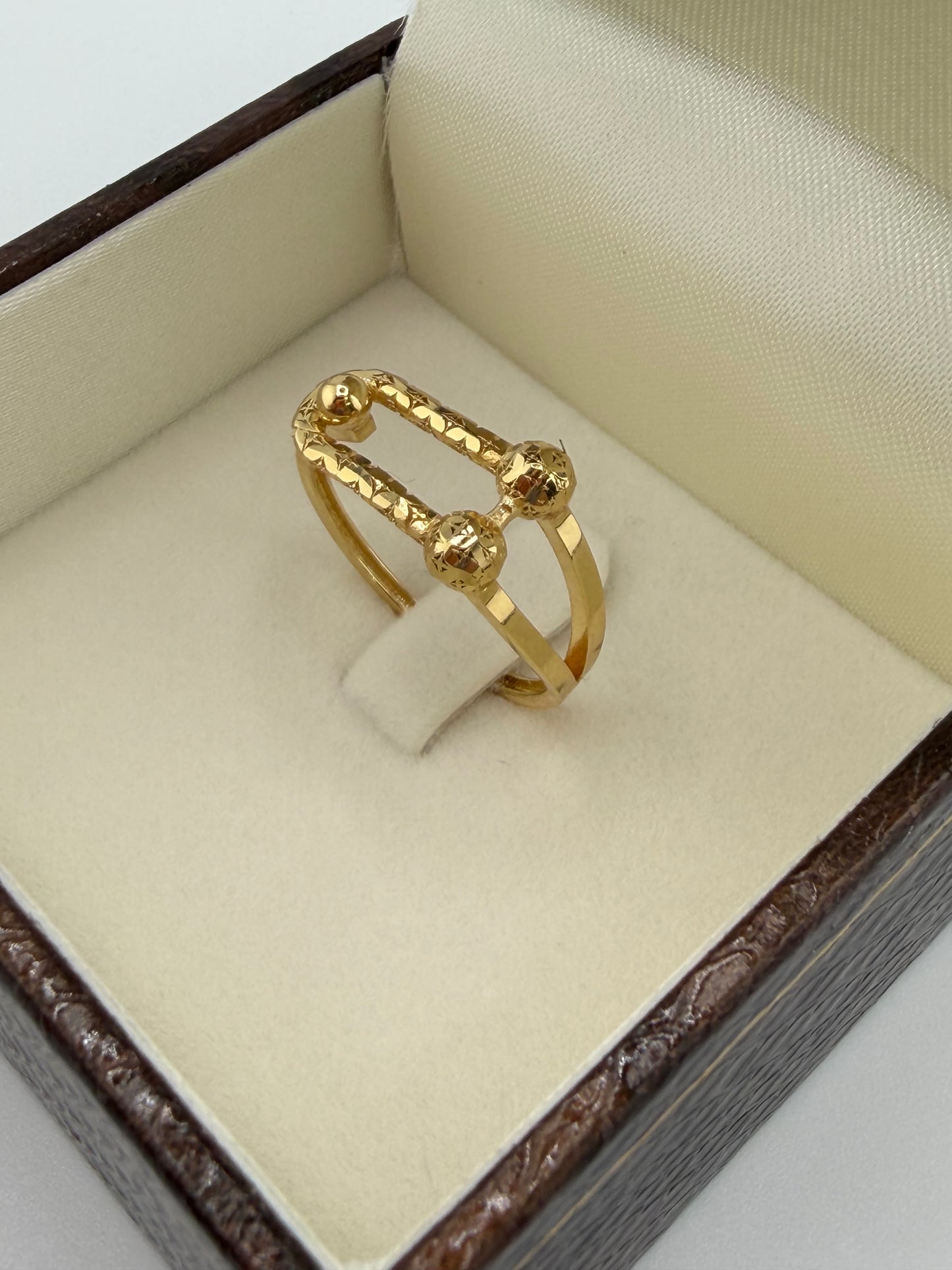 Bague élégante en or jaune 18 carats — taille 9