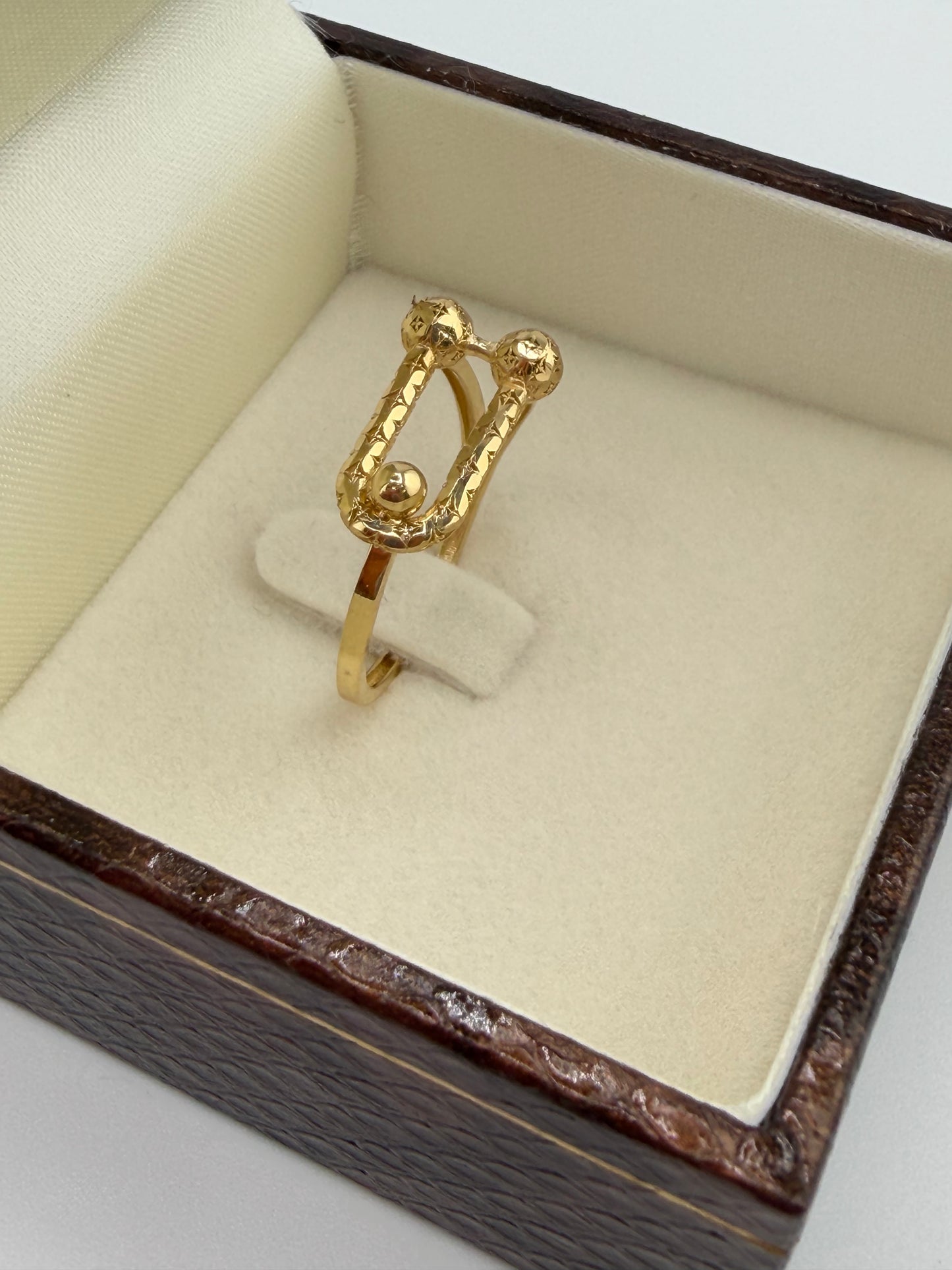 Bague élégante en or jaune 18 carats — taille 9