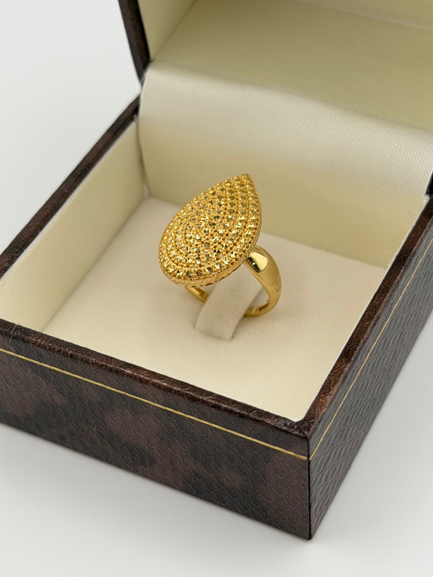 Bague élégante en or 18 carats.